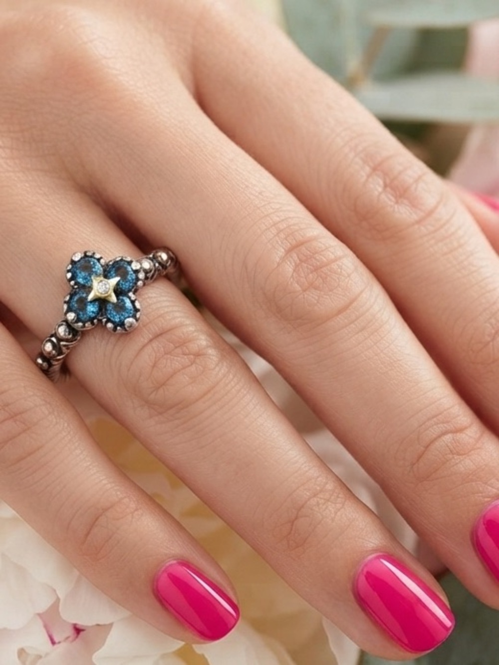 Barbara Bixby London Blue Topaz Flower Ring
9 sterling silver 18K yellow gold